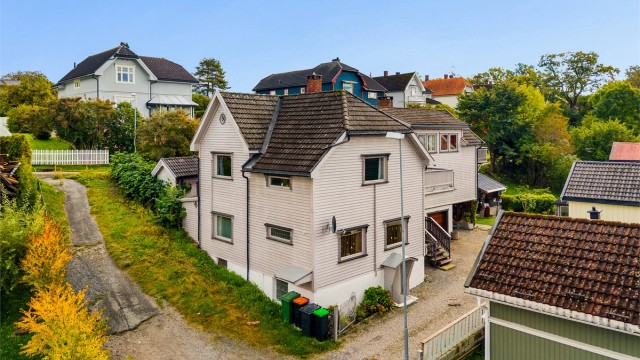 Stor generasjonsbolig med sentrumsnær beliggenhet.