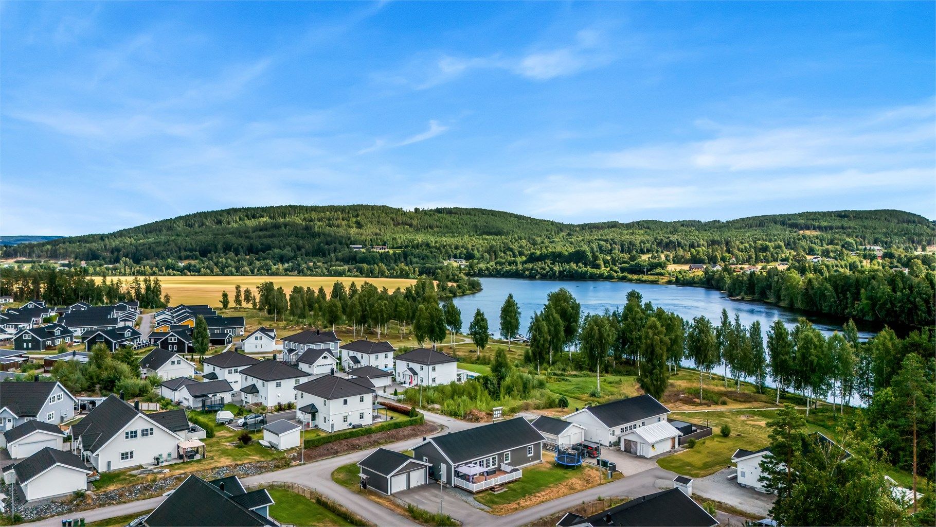 Boligen ligger rolig og idyllisk til i et godt etablert boligområde på Oppaker i Nes kommune.