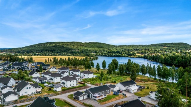 Boligen ligger rolig og idyllisk til i et godt etablert boligområde på Oppaker i Nes kommune.