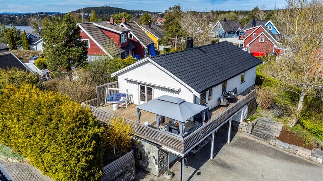 Mange av boligens ulike vinduer er skiftet ut over tid. Taktekking og kledning er fra byggeåret.