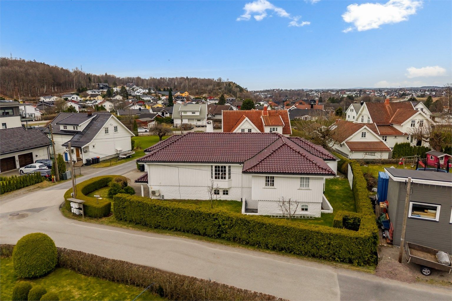 Eiendommen ligger i et fredelig og barnevennlig område, med kort vei til naturskjønne turområder som Mokollen, Midtåsen og Hjertås. 