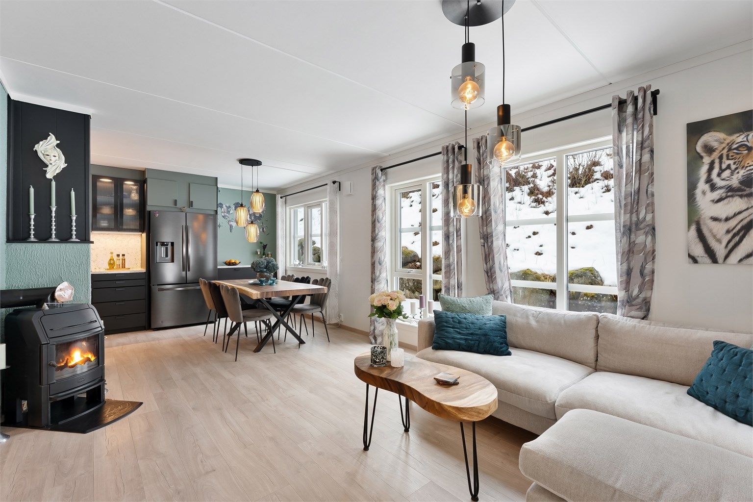 Stilren og attraktiv 4-roms selveierleilighet med nydelig terrasse og garasje