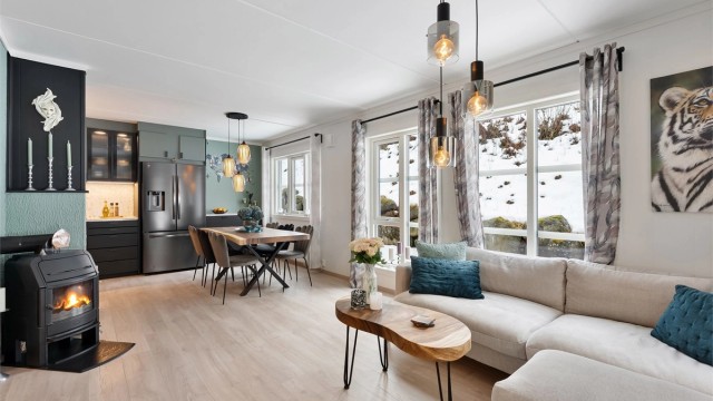 Stilren og attraktiv 4-roms selveierleilighet med nydelig terrasse og garasje