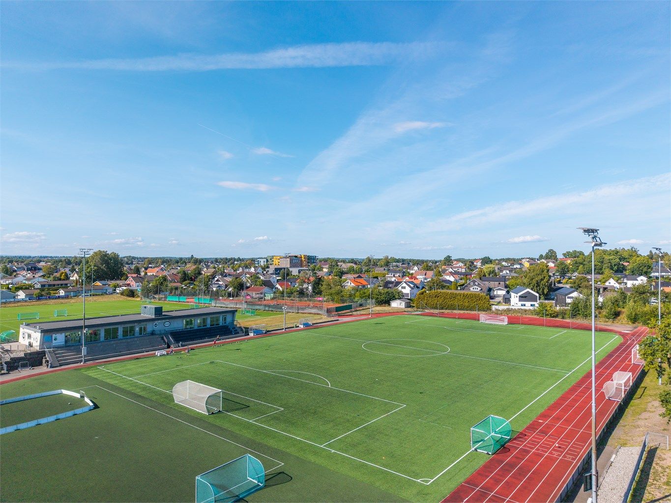 Anlegget byr på fotballbaner, organisert idrett og et aktivt nærmiljø for barn, ungdom og voksne. 
