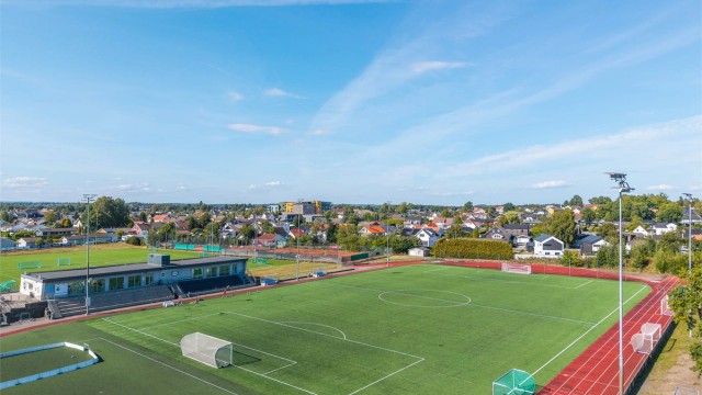 Anlegget byr på fotballbaner, organisert idrett og et aktivt nærmiljø for barn, ungdom og voksne.