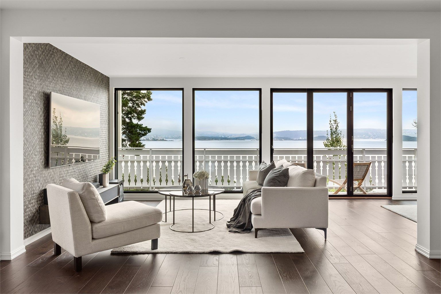 Velkommen til Nedre Movei 2! Her åpner foldedørene stuen opp mot en fantastisk utsikt over Oslofjorden.