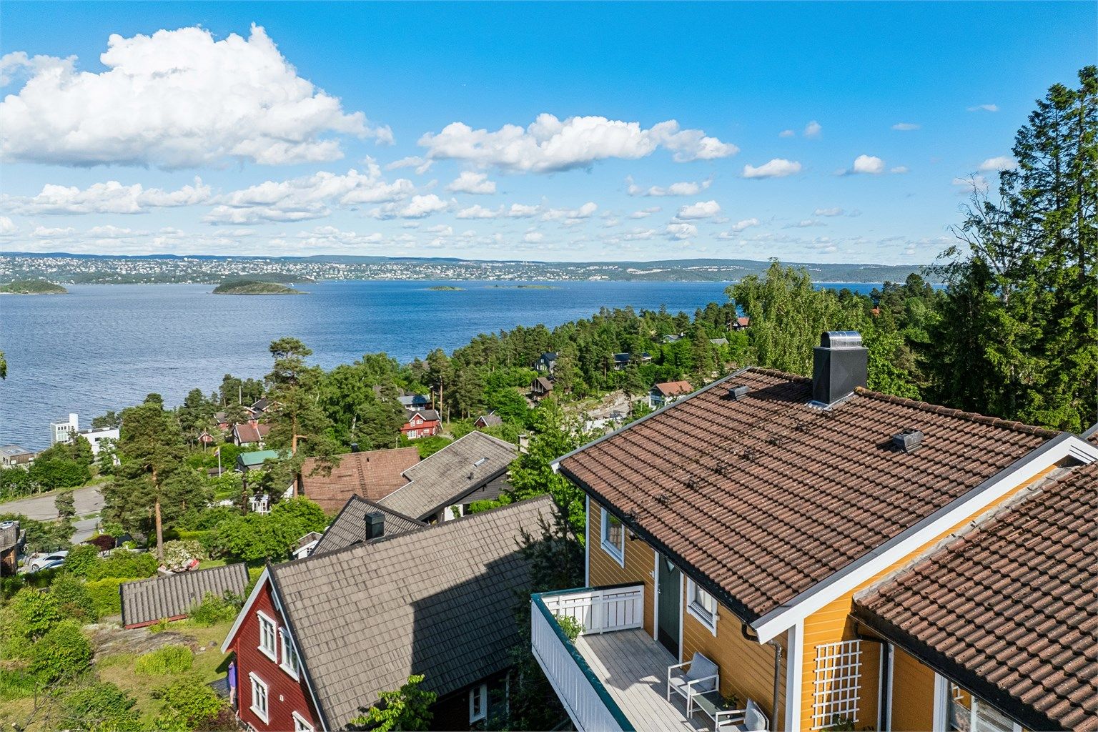 Attraktiv og sentral beliggenhet med kort vei til bussholdeplass, Tangen og daglige servicetilbud.