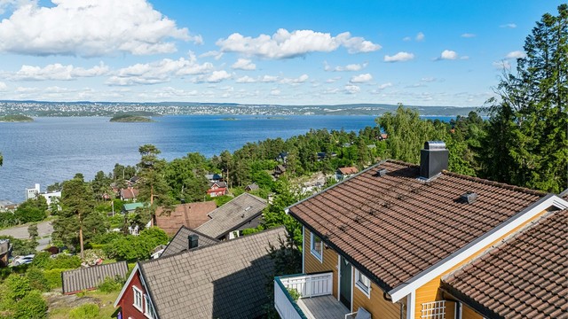 Attraktiv og sentral beliggenhet med kort vei til bussholdeplass, Tangen og daglige servicetilbud.