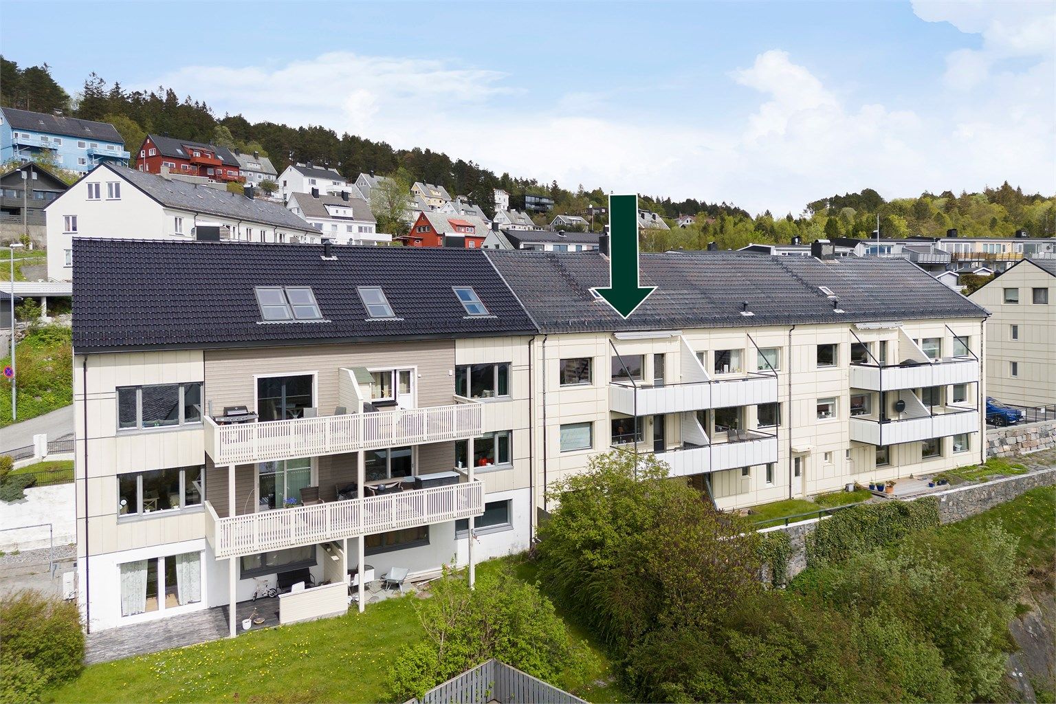 Toppleilighet med tilkomst fra bakkeplan i 2. etasje og felles trappegang