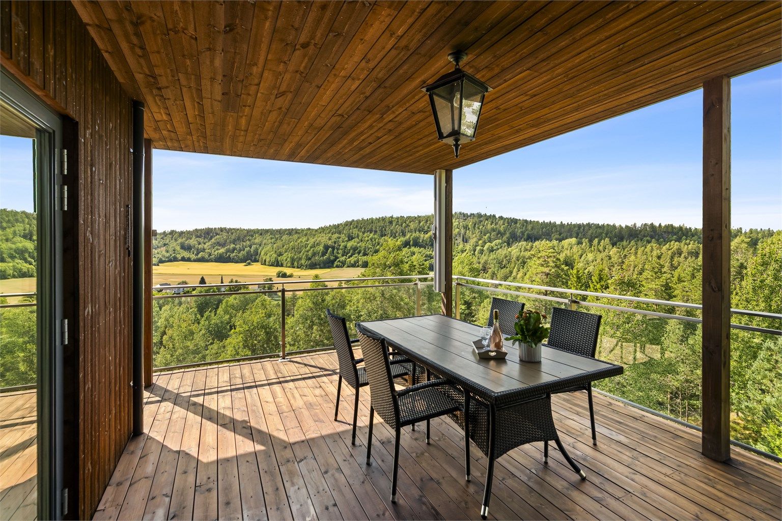 Romslig, overbygget terrasse på 43 m² – en flott forlengelse av leiligheten