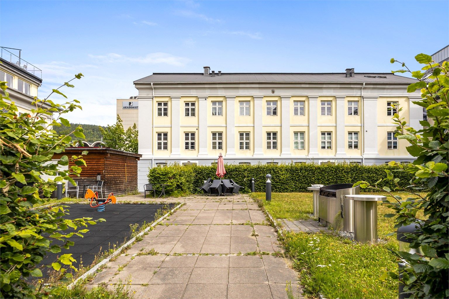 Tilgang til felles bakgård med lekeplass og sykkelstativer