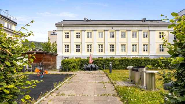 Tilgang til felles bakgård med lekeplass og sykkelstativer