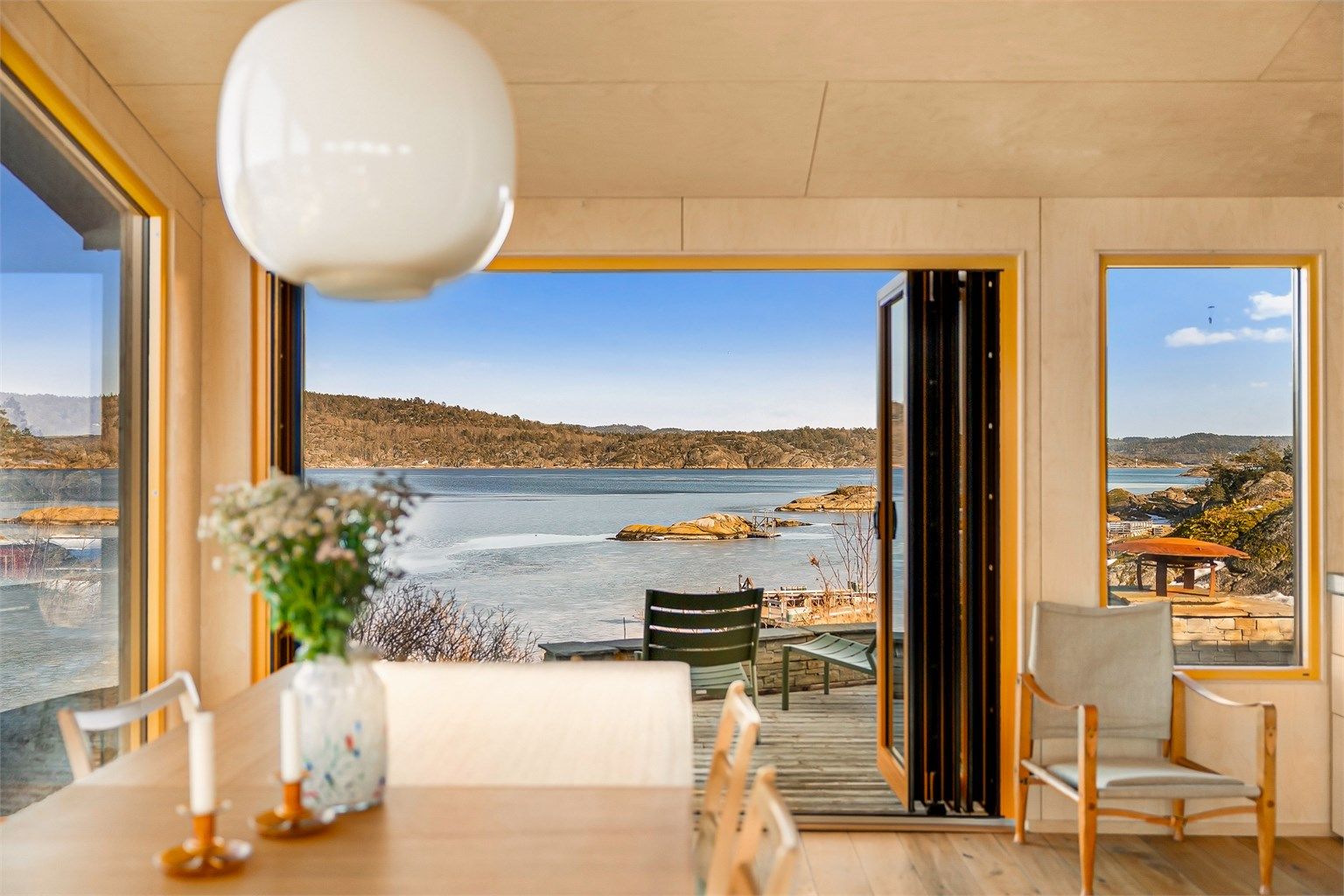 RETT UT: Fra allrommet ser vi via terrassen og rett ut mot sjøen og skjærgården.