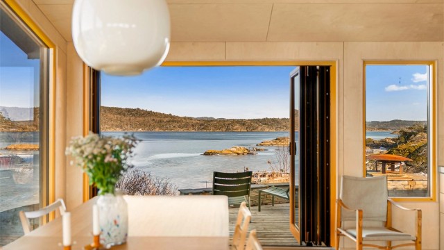 RETT UT: Fra allrommet ser vi via terrassen og rett ut mot sjøen og skjærgården.