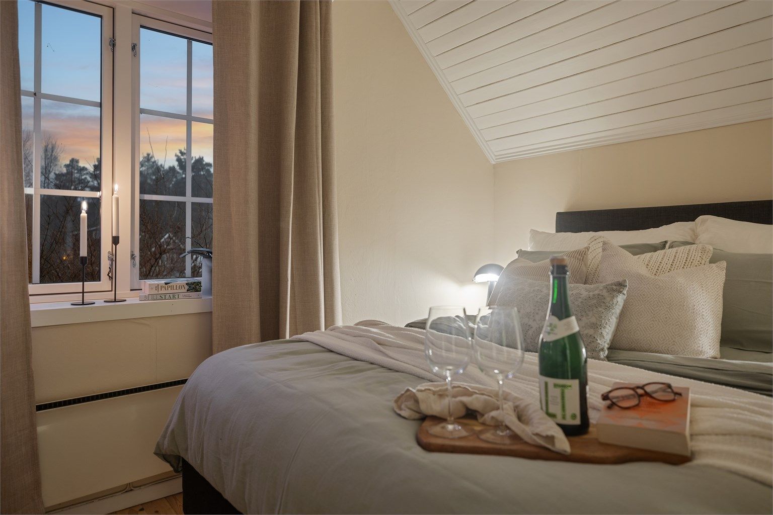 Her er det plass til dobbeltseng, nattbord og kommode for oppbevaring av klær.