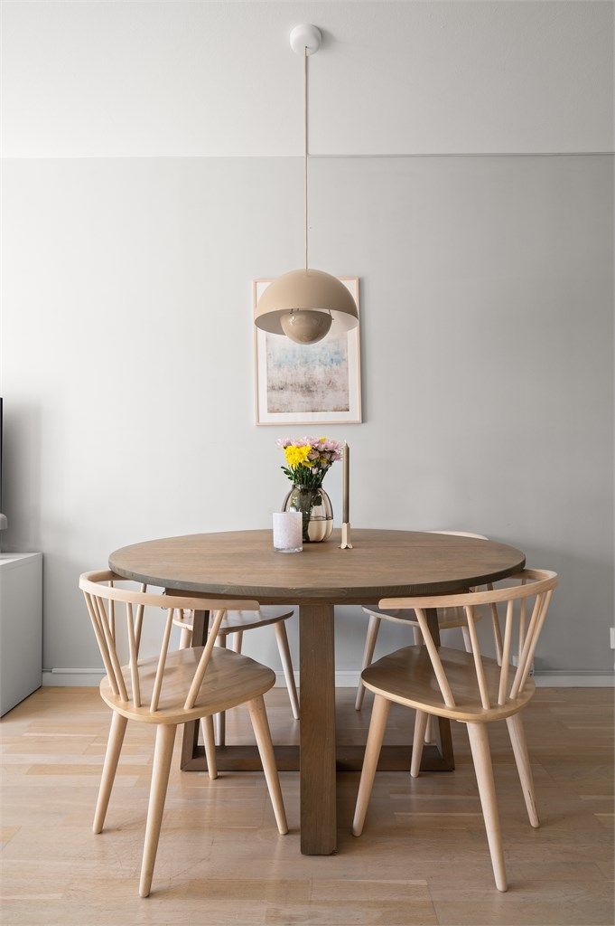 Spiseplassen er naturlig plassert mellom kjøkkenet og stuen.