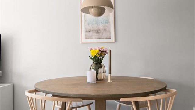 Spiseplassen er naturlig plassert mellom kjøkkenet og stuen.