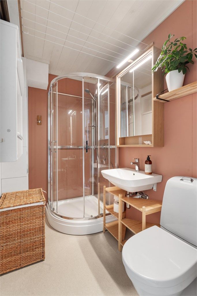 Rommet har gulvbelegg og plater på veggflatene.