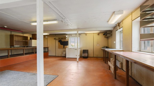 Deler av låven er innredet med arbeidsbenker og god plass for hobbyaktiviteter.
