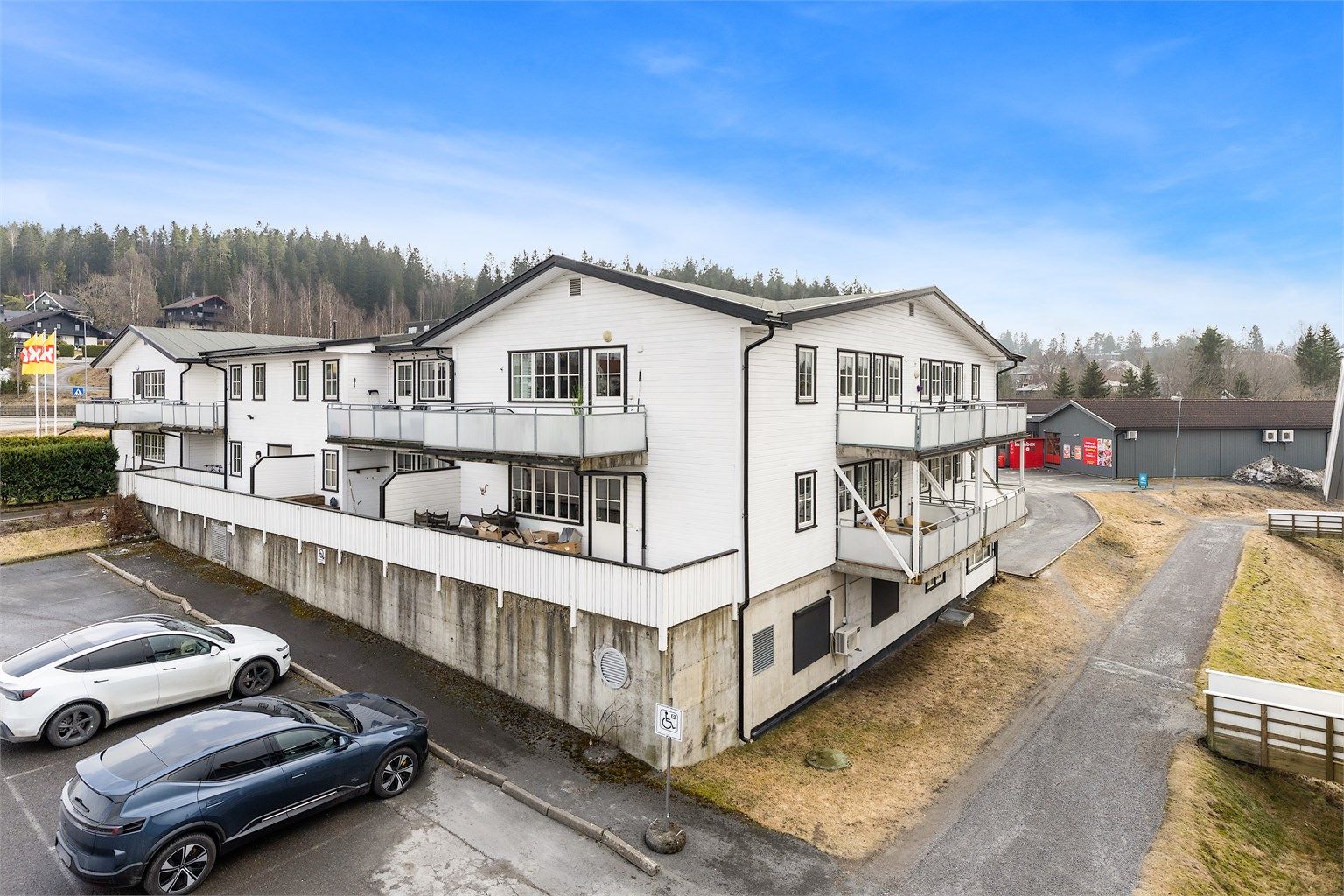 Leiligheten ligger i et boligbygg fra 2008, som er en del av et sameie med 16 boligseksjoner.