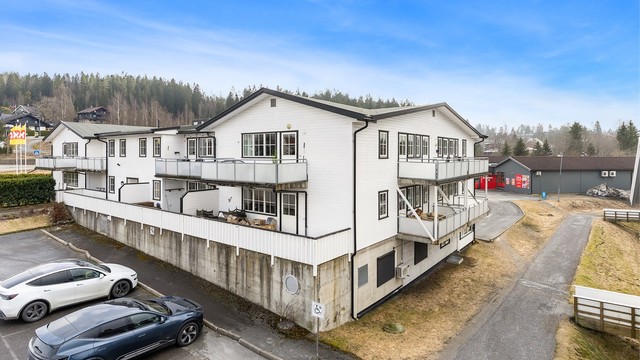 Leiligheten ligger i et boligbygg fra 2008, som er en del av et sameie med 16 boligseksjoner.