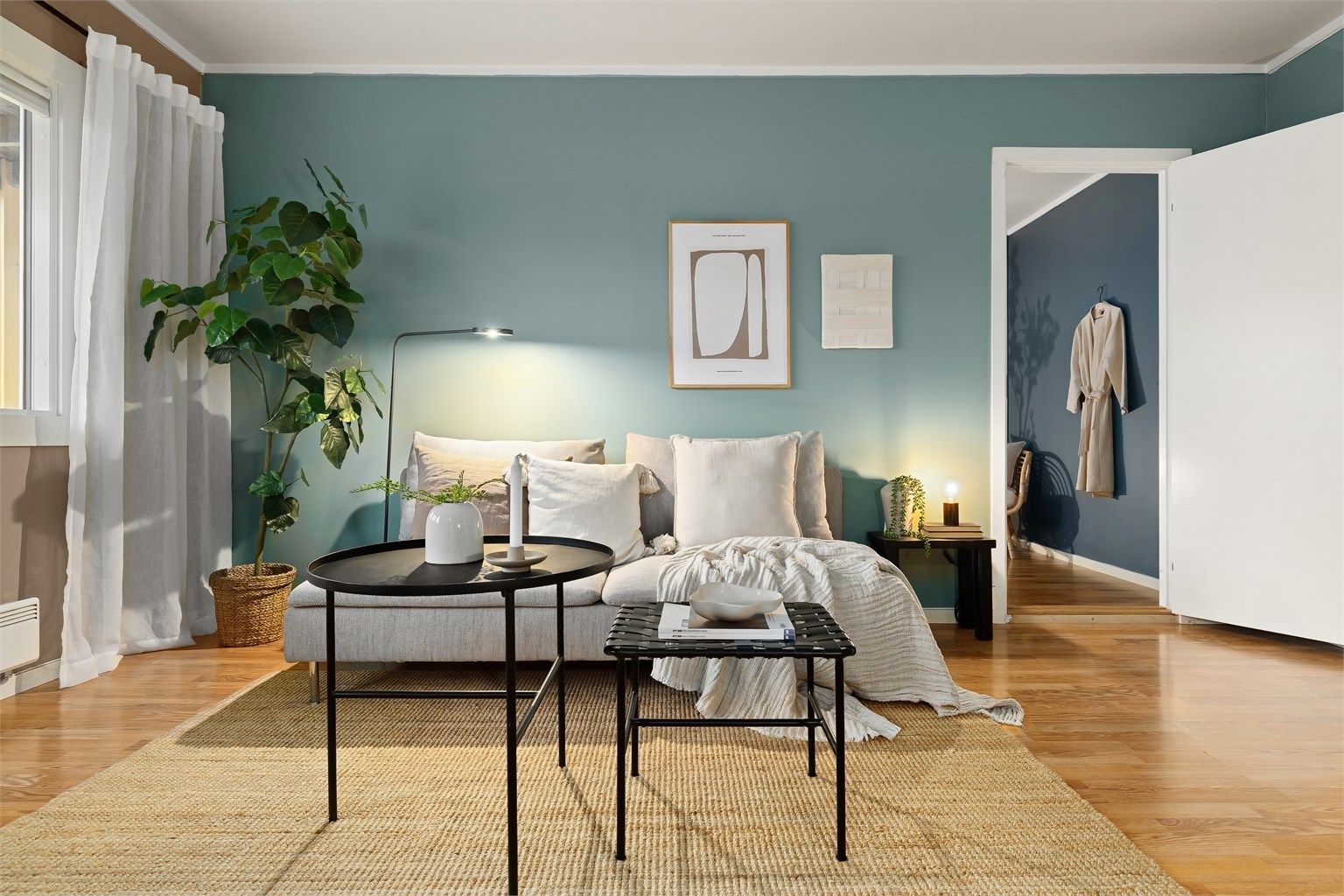 Lun og innbydende stue med lys og luftig romfølelse