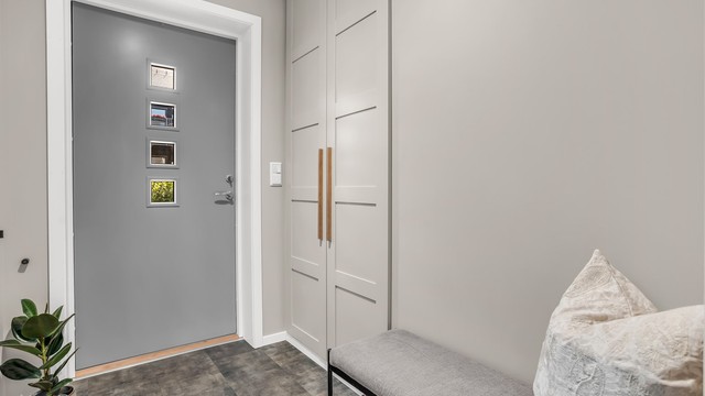 Entré med slitesterkt vinylgulv med gulvvarme og integrert garderobeskap med høyde helt opp til taket.