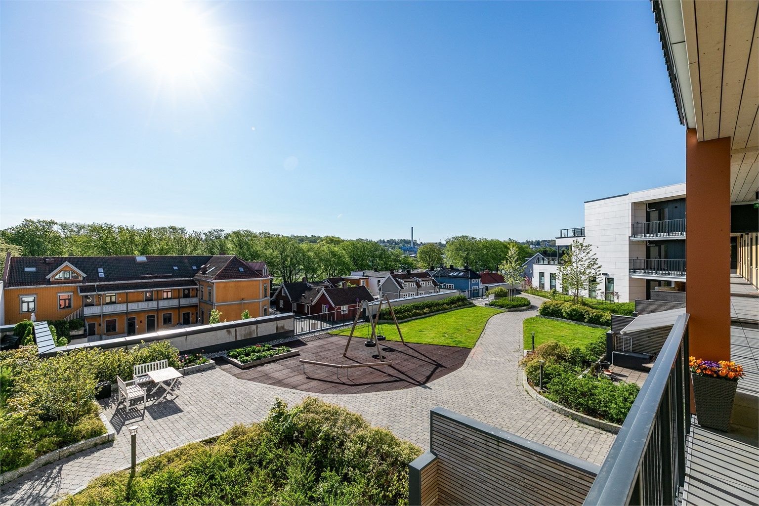 Deilig morgen- og formiddagssol er det både på svalgangen og i takhagen.