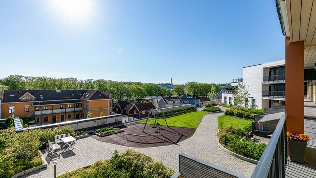 Deilig morgen- og formiddagssol er det både på svalgangen og i takhagen.