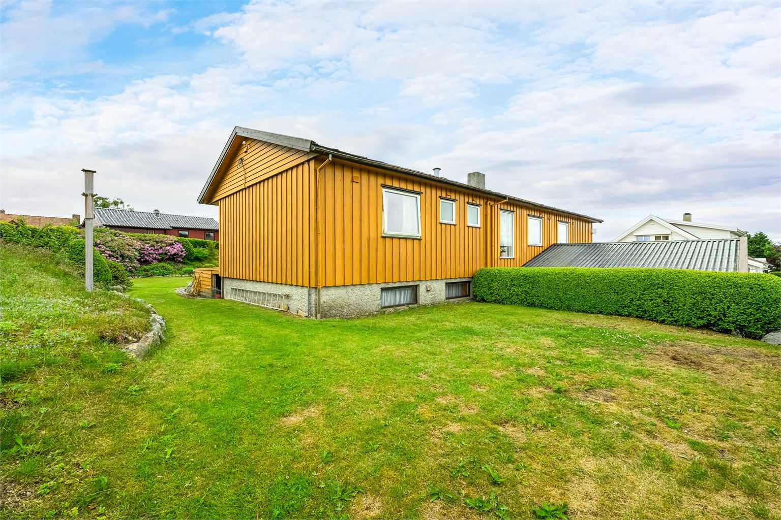 Tomten er på hele 1 288,1 m² og fremstår som svært pent opparbeidet med velstelte hageområder, flotte prydbusker og en skjermet uteplass med gode solforhold