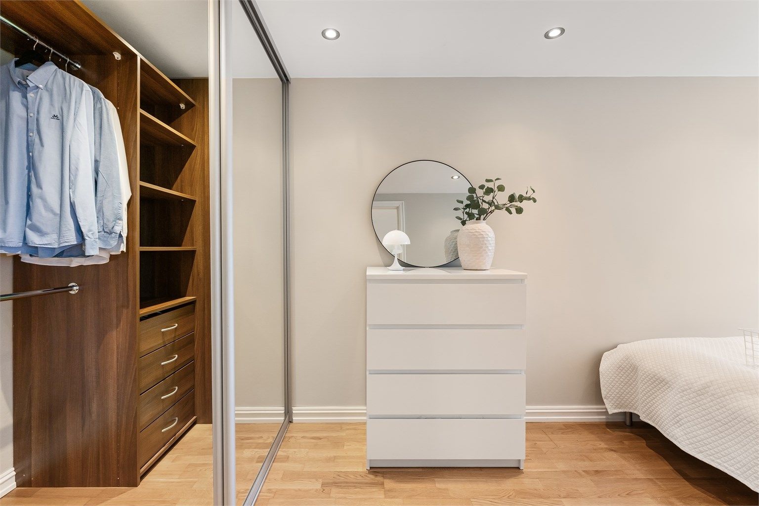 En stor garderobeløsning med skyvedører gir rikelig med oppbevaringsplass.