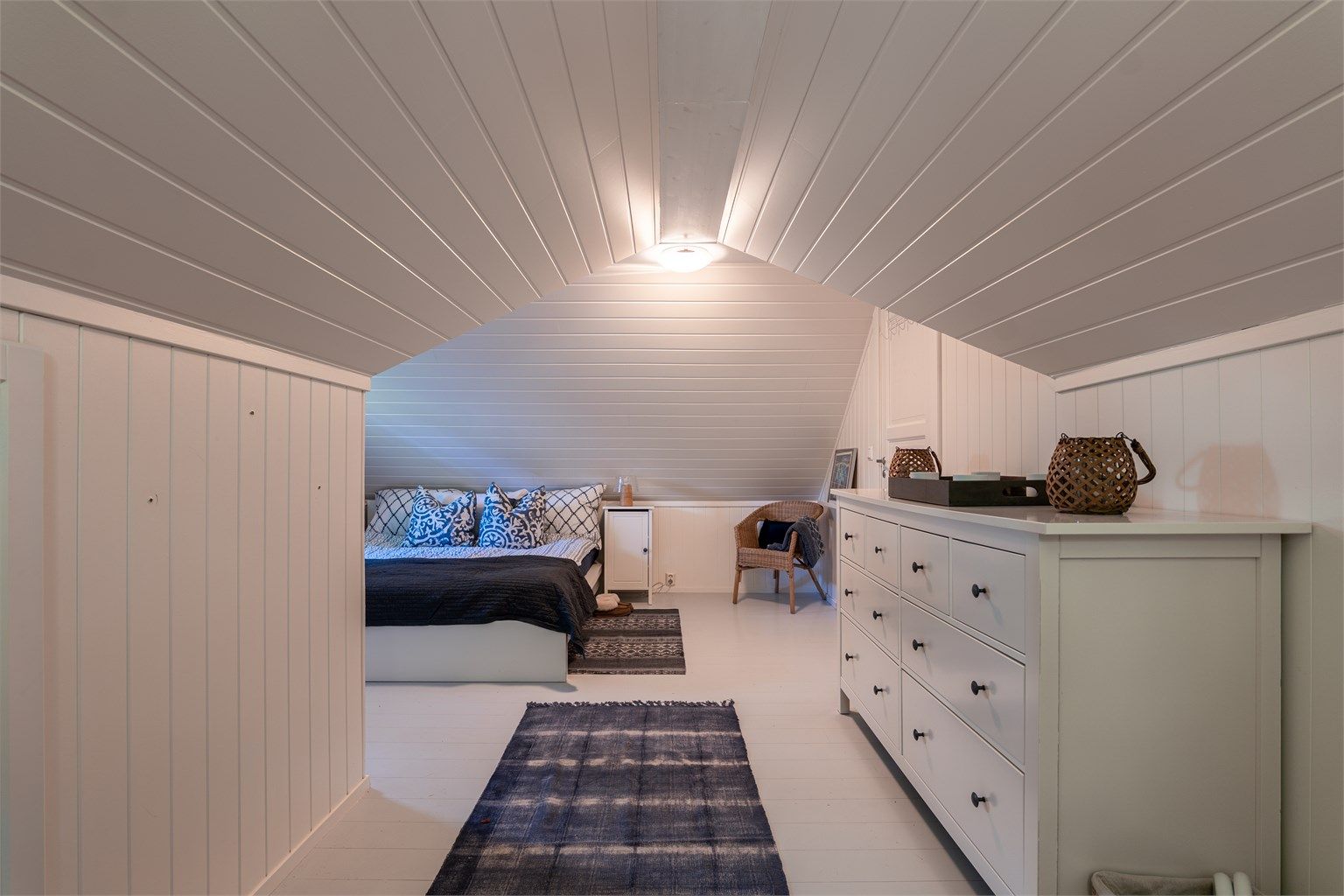 Soverommenes himlingshøyde er på det meste målt til ca. 218 cm.