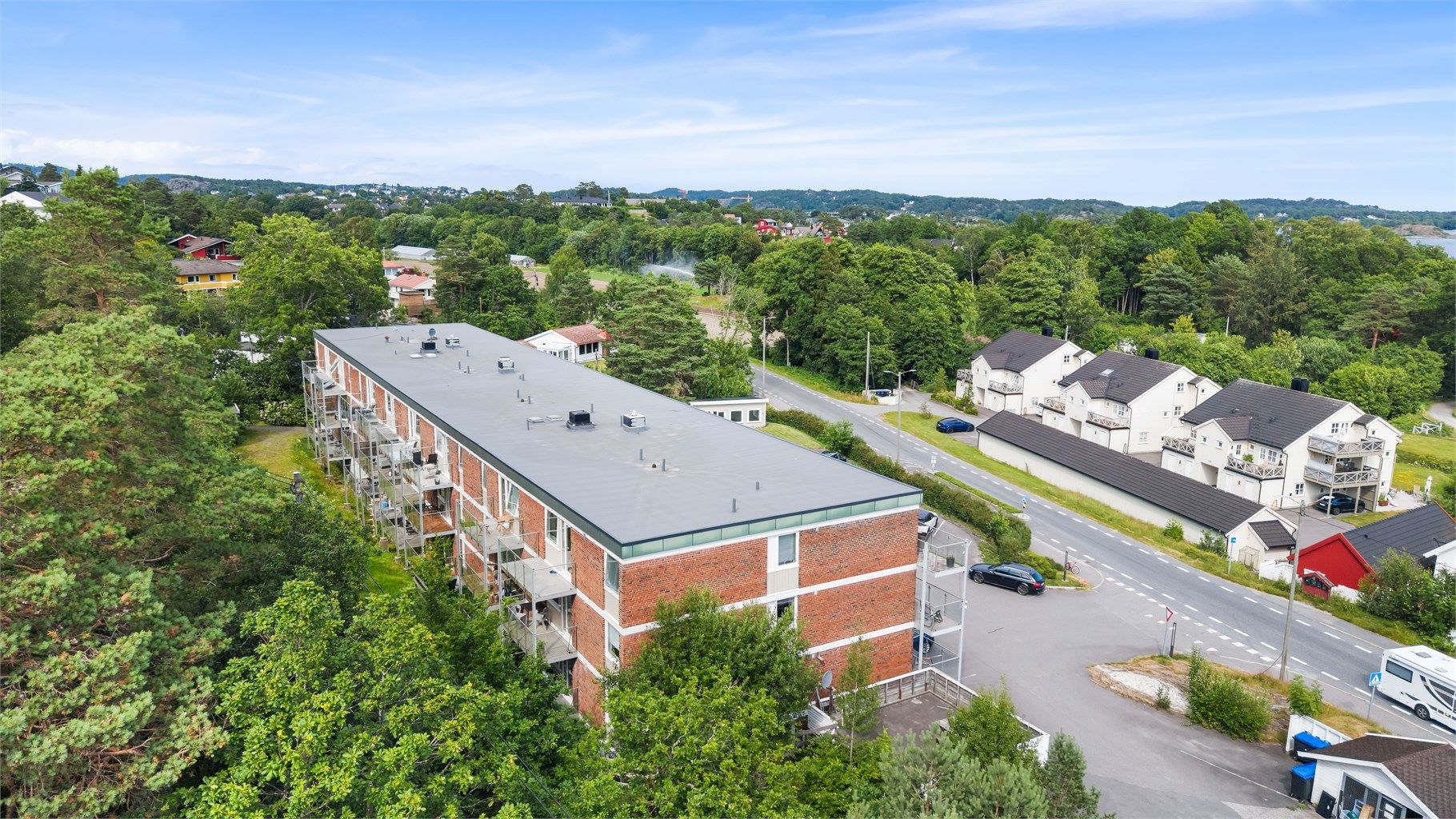 Leiligheten vender bort fra veien med balkong på baksiden (venstre). 