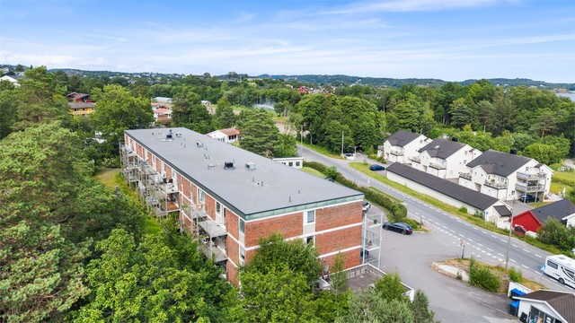 Leiligheten vender bort fra veien med balkong på baksiden (venstre).