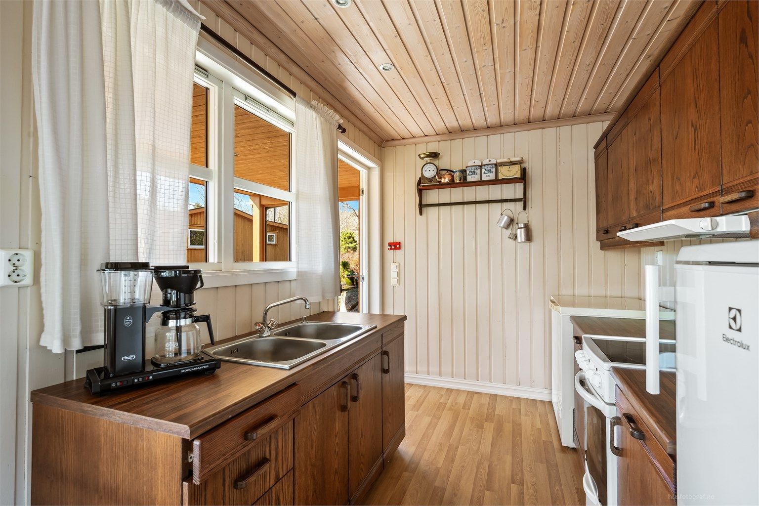 Praktisk utgang fra kjøkkenet til terrassen gjør det enkelt å ta med seg måltidene ut.