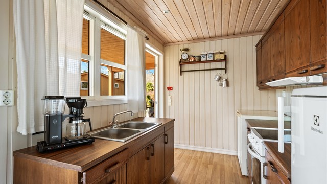 Praktisk utgang fra kjøkkenet til terrassen gjør det enkelt å ta med seg måltidene ut.