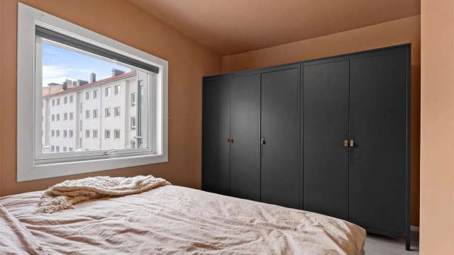 ..det er også plass til en stor og god garderobeløsning