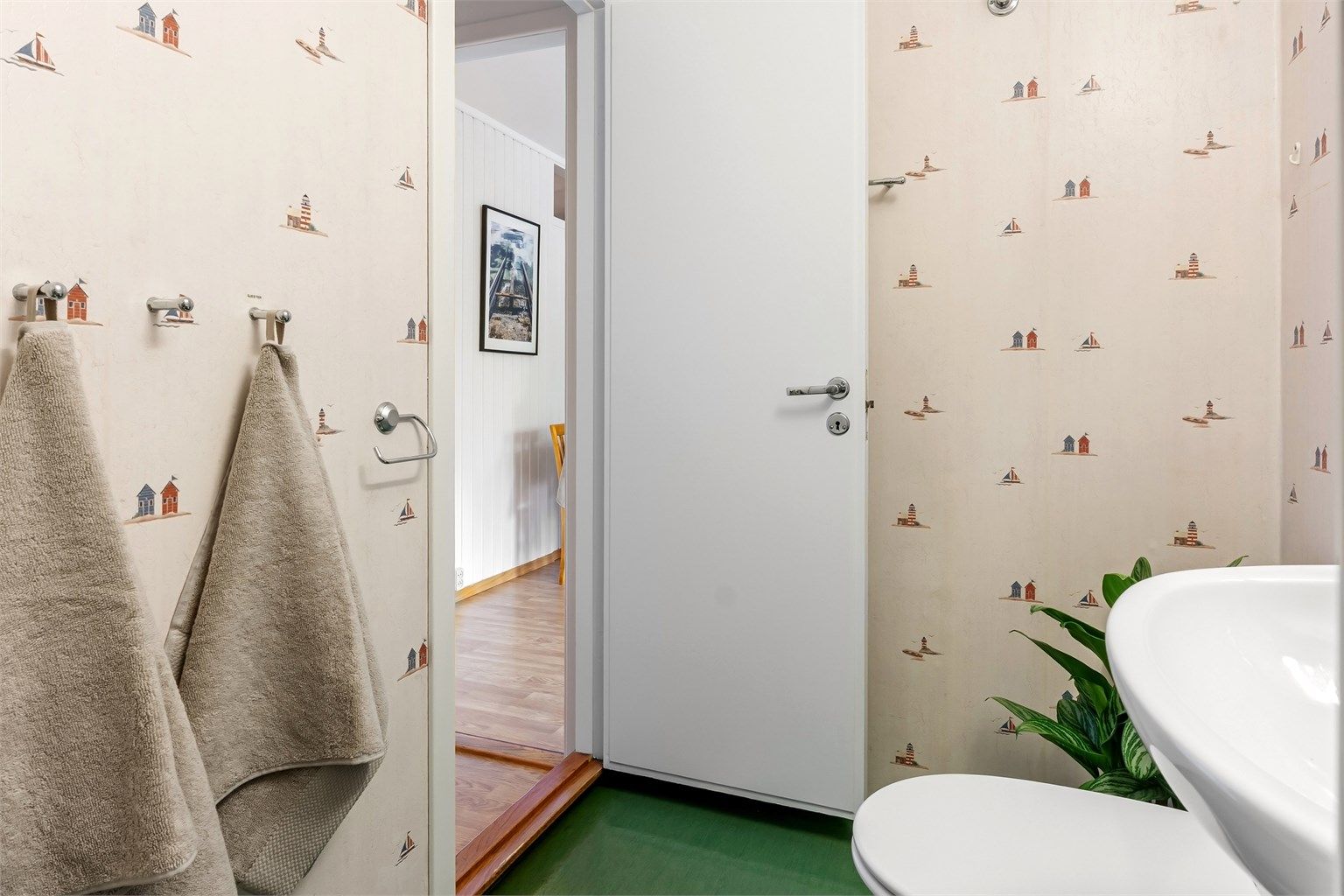Baderom med opplegg for vaskemaskin
