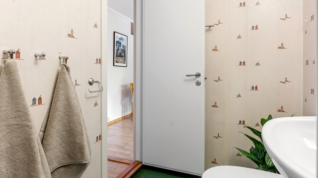 Baderom med opplegg for vaskemaskin