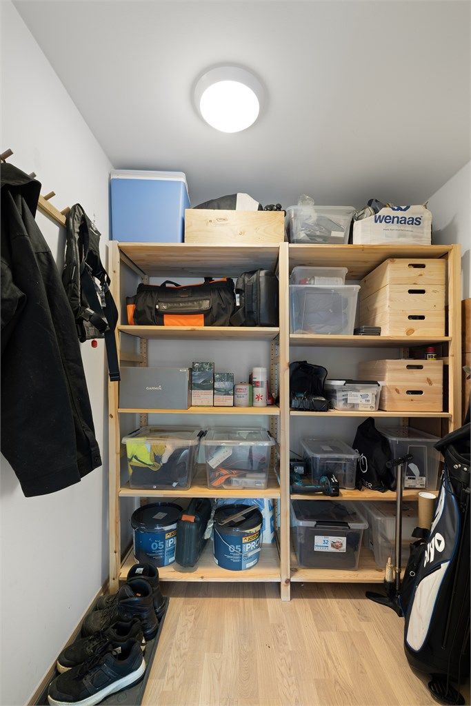 Innvendig bod i leiligheten med god plass til oppbevaring. 