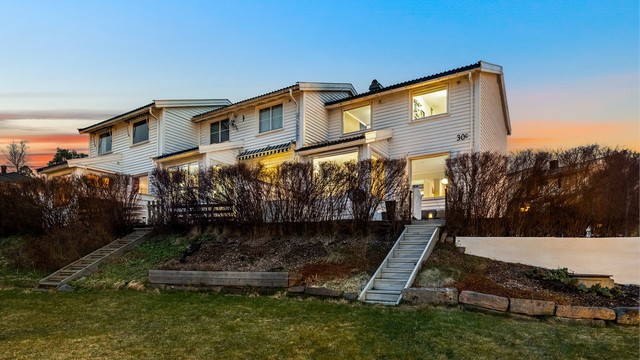 Rekkehuset sett fra hagesiden på kveldstid.