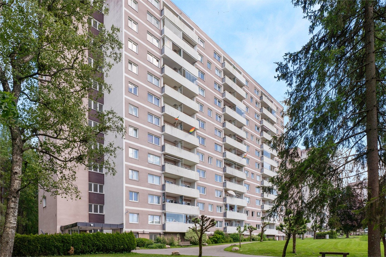 Bølerskogen Borettslag A/L er kjent for sitt gode bomiljø og har "alt" du trenger rett utenfor døren.