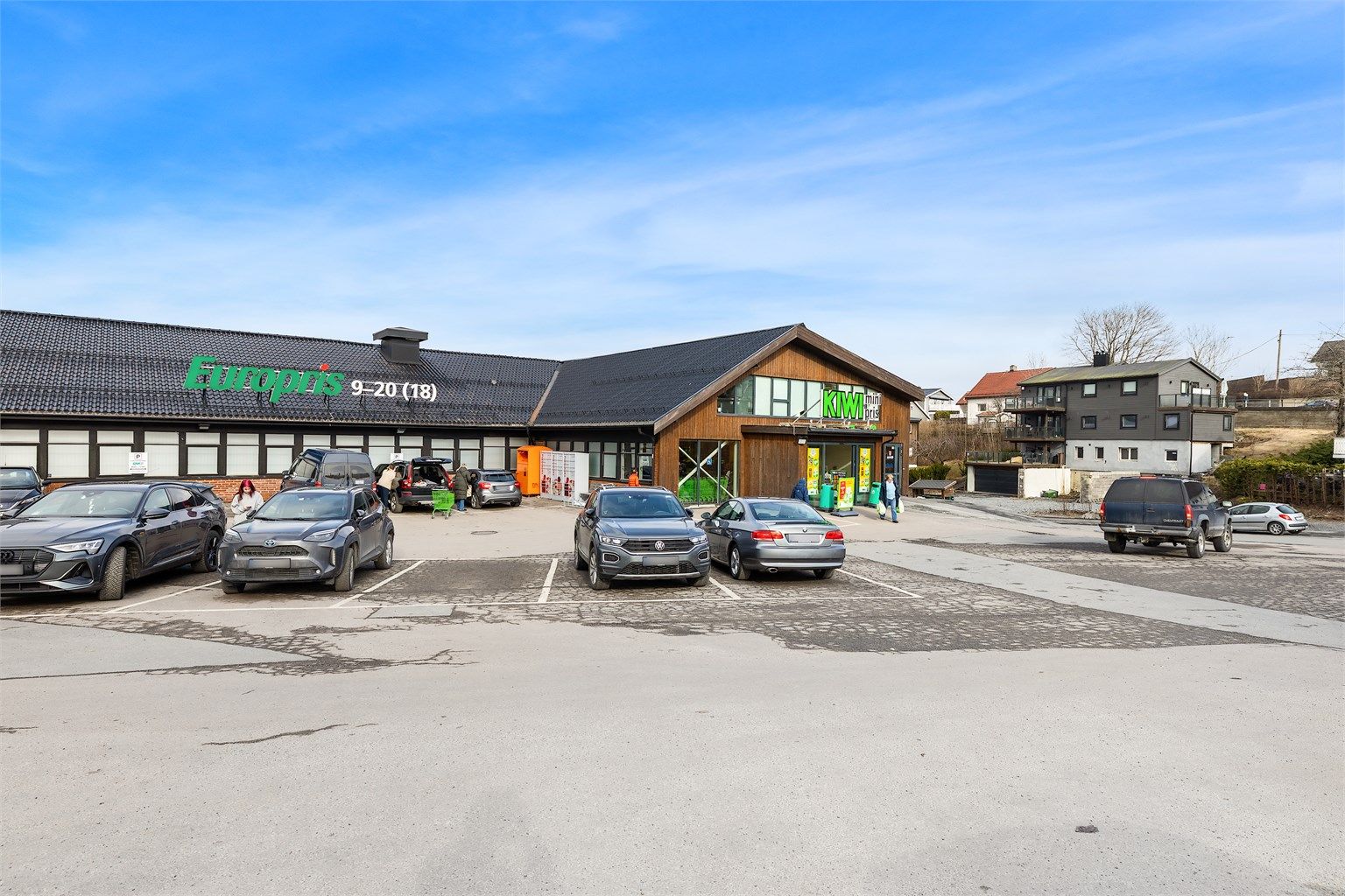 Dagligvarehandelen gjøres enkelt hos Kiwi Slynga, som ligger rett over veien.