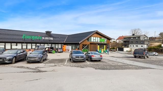 Dagligvarehandelen gjøres enkelt hos Kiwi Slynga, som ligger rett over veien.