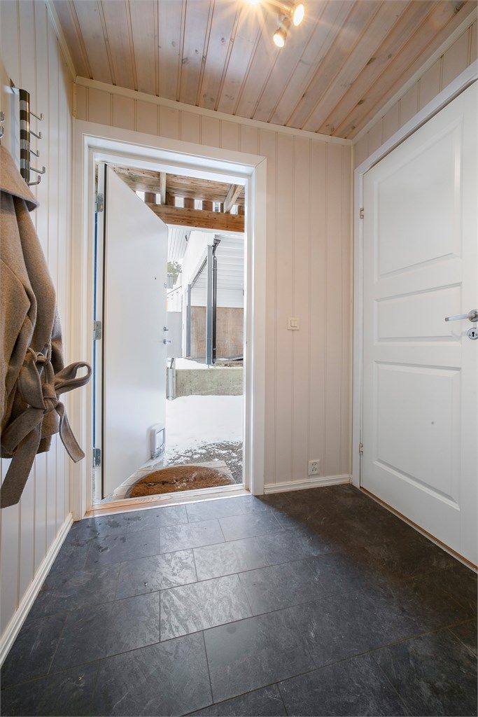 Lys entré med plass til oppheng av yttertøy og sko. Praktisk bod på 3 kvm rett innenfor entréen. 