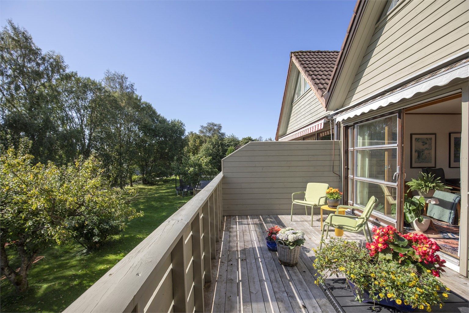 Balkongen har god plass til en sittegruppe og vender ut mot felles grøntareal.