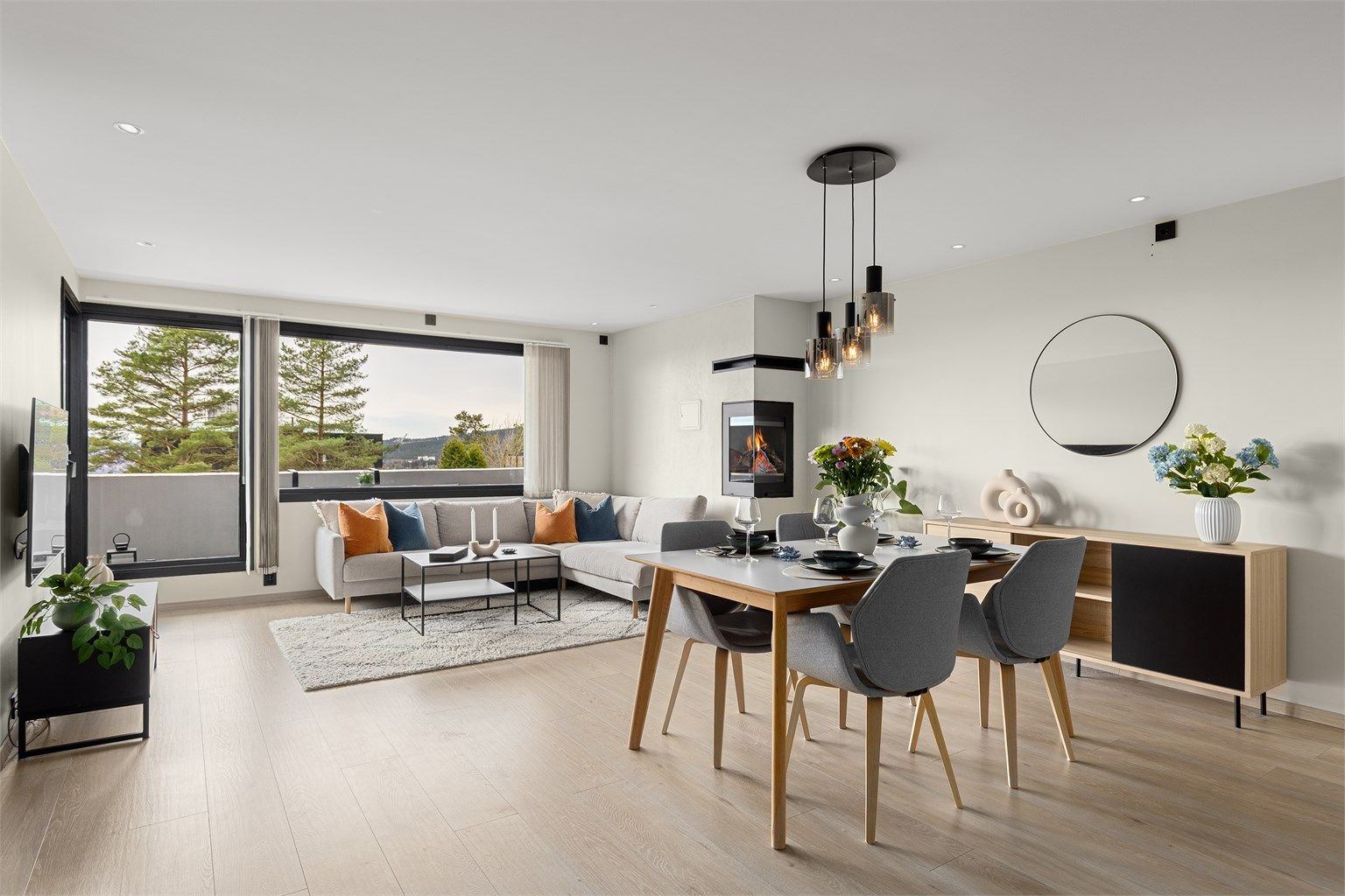 I tilknytning til kjøkkenet er det plass til stort spisebord