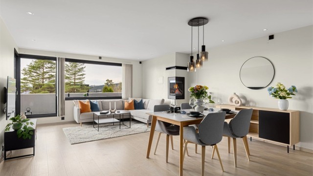 I tilknytning til kjøkkenet er det plass til stort spisebord