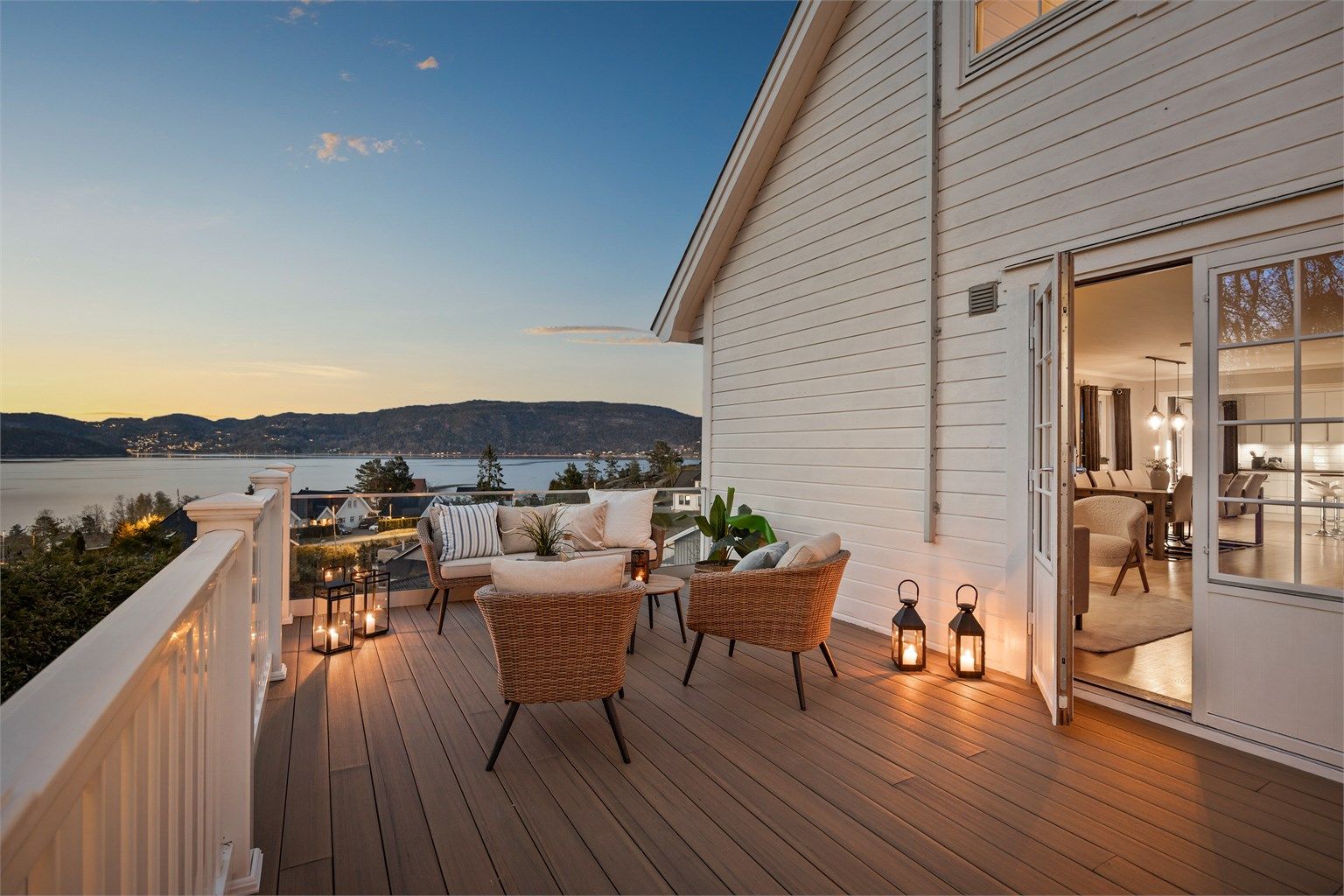 Doble dører åpner opp fra stuen og visker ut skillet mellom inne og ute på varme dager. Terrasse er ikke byggemeldt.
