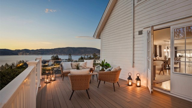 Doble dører åpner opp fra stuen og visker ut skillet mellom inne og ute på varme dager. Terrasse er ikke byggemeldt.